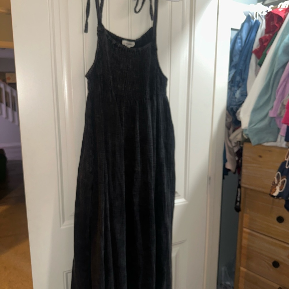 Black Sleeveless Midi Dress